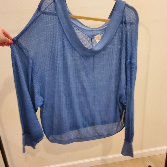 NWT 🏷 Free People Blue loose oversized off the shoulder top 💙 - Picture 4 of 9